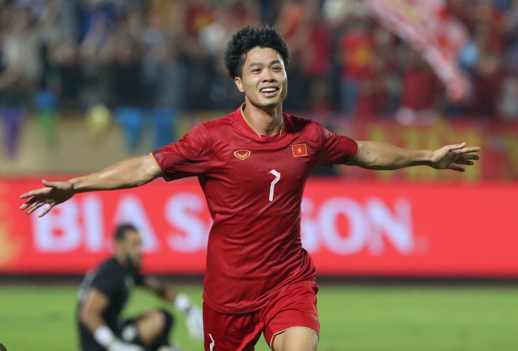 hlv-troussier-nhan-tin-du-cong-phuong-thap-lai-hy-vong-duoc-len-dt-viet-nam